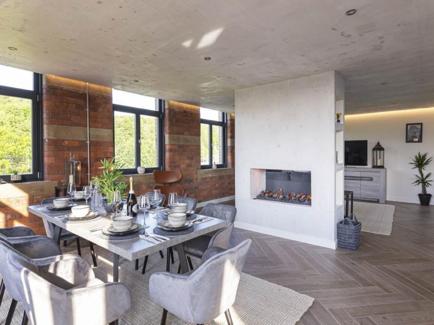 5-bedroom Luxury Duplex Penthouse Apartment *